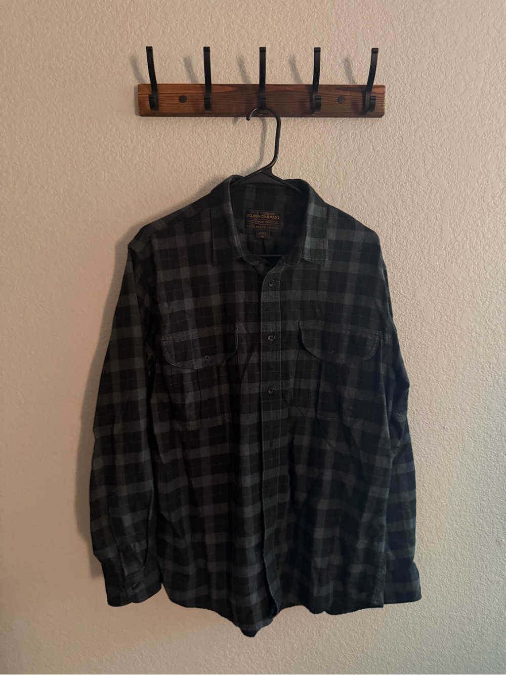 Men's Filson Lightweight Alaskan Guide shirt Dark Gray and Black Plaid